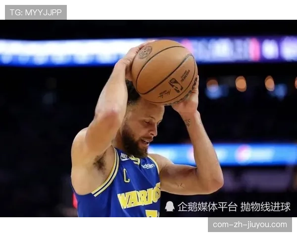 阿门汤普森关键空接加14篮板 防守端多次干扰库里投篮